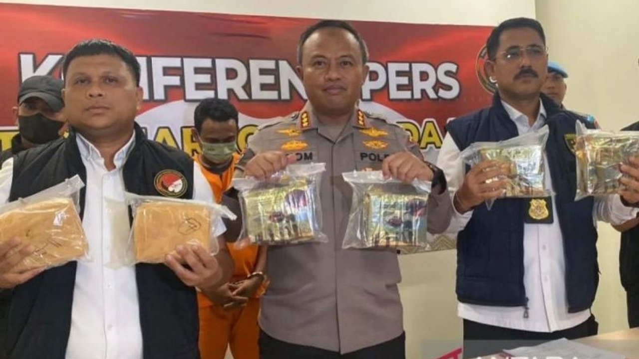 Polda Riau menangkap BA (37), mantan satpam yang menjadi kurir 14,32 kg sabu di Pekanbaru;  sepupunya yang masih buron diduga sebagai pemilik barang haram tersebut.