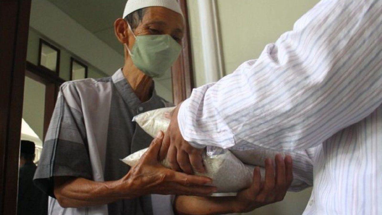 Badan Amil Zakat Nasional (Baznas) Kota Madiun menetapkan zakat fitrah 1446 H sebesar Rp45.000 per jiwa atau 3 kg beras, dan fidyah Rp25.000, mempertimbangkan harga beras dan potensi kenaikannya.