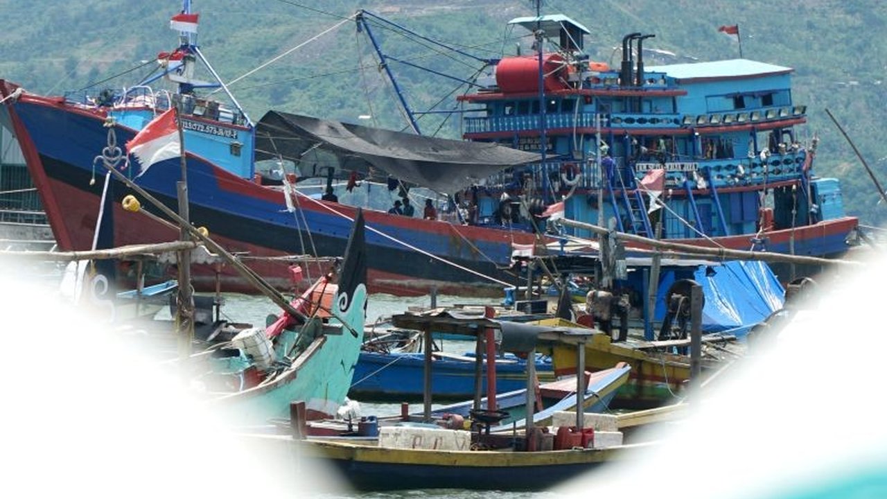 Hasil tangkapan ikan di Tulungagung pada tahun 2024 meningkat signifikan menjadi 8.000 ton, melampaui capaian tahun 2023 dan sesuai target, meskipun di awal tahun 2025 sempat mengalami penurunan akibat cuaca buruk.