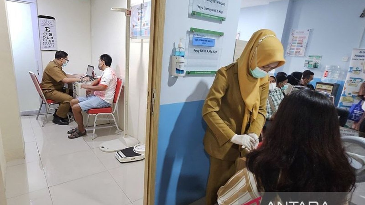 Program cek kesehatan gratis di Indonesia diharapkan meningkatkan produktivitas, mendorong pertumbuhan ekonomi, dan mengurangi kesenjangan kesehatan melalui deteksi dini penyakit serta penghematan biaya rumah tangga.