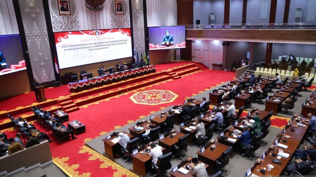 Pemprov Kepri mengajukan Ranperda Insentif dan Kemudahan Investasi ke DPRD untuk mendorong pertumbuhan ekonomi dan menarik investasi, terutama di luar Batam, Bintan, dan Karimun, dengan realisasi investasi tahun 2024 mencapai Rp47,26 triliun.