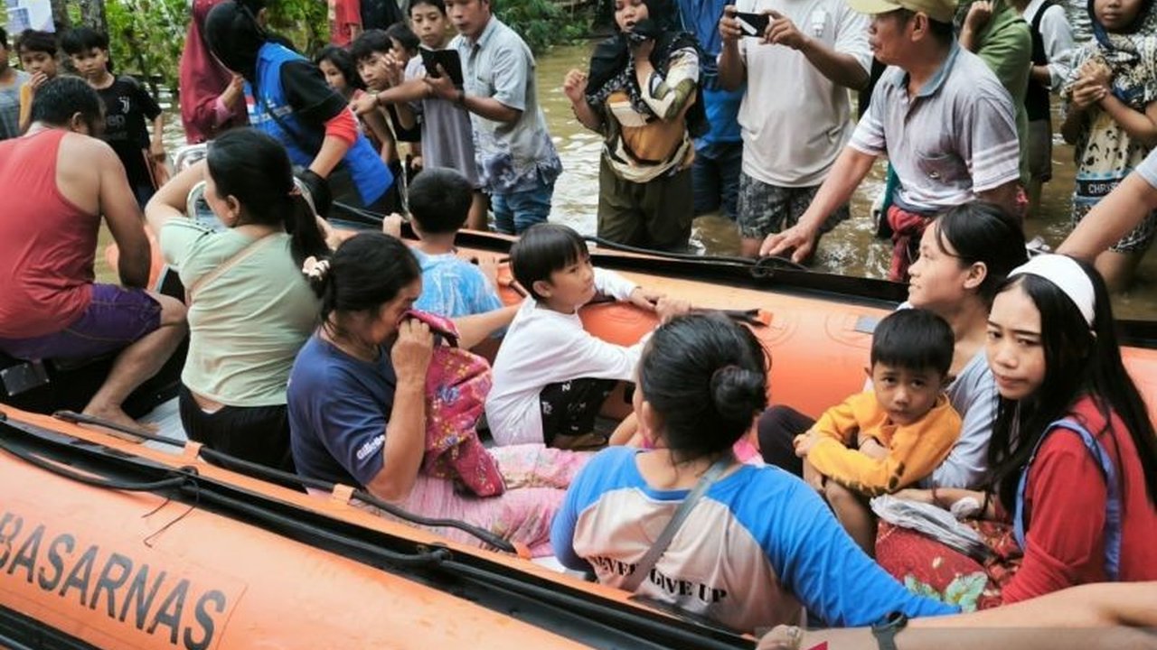 Hujan deras mengakibatkan banjir di Desa Karang Bongkot, Lombok Barat, NTB, dan memaksa evakuasi 21 warga dengan beragam usia, termasuk anak-anak dan lansia, yang terhambat oleh arus deras dan hujan.
