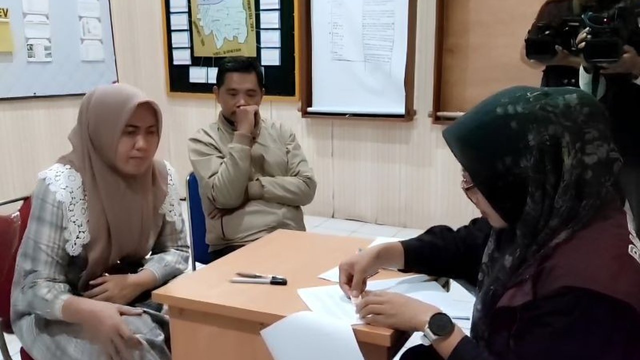 Istri dan keluarga Kepala Desa Kohod diperiksa polisi terkait kasus dugaan pemalsuan surat izin lahan pagar laut di Tangerang, sementara Kades sendiri mangkir dari panggilan sebelumnya.