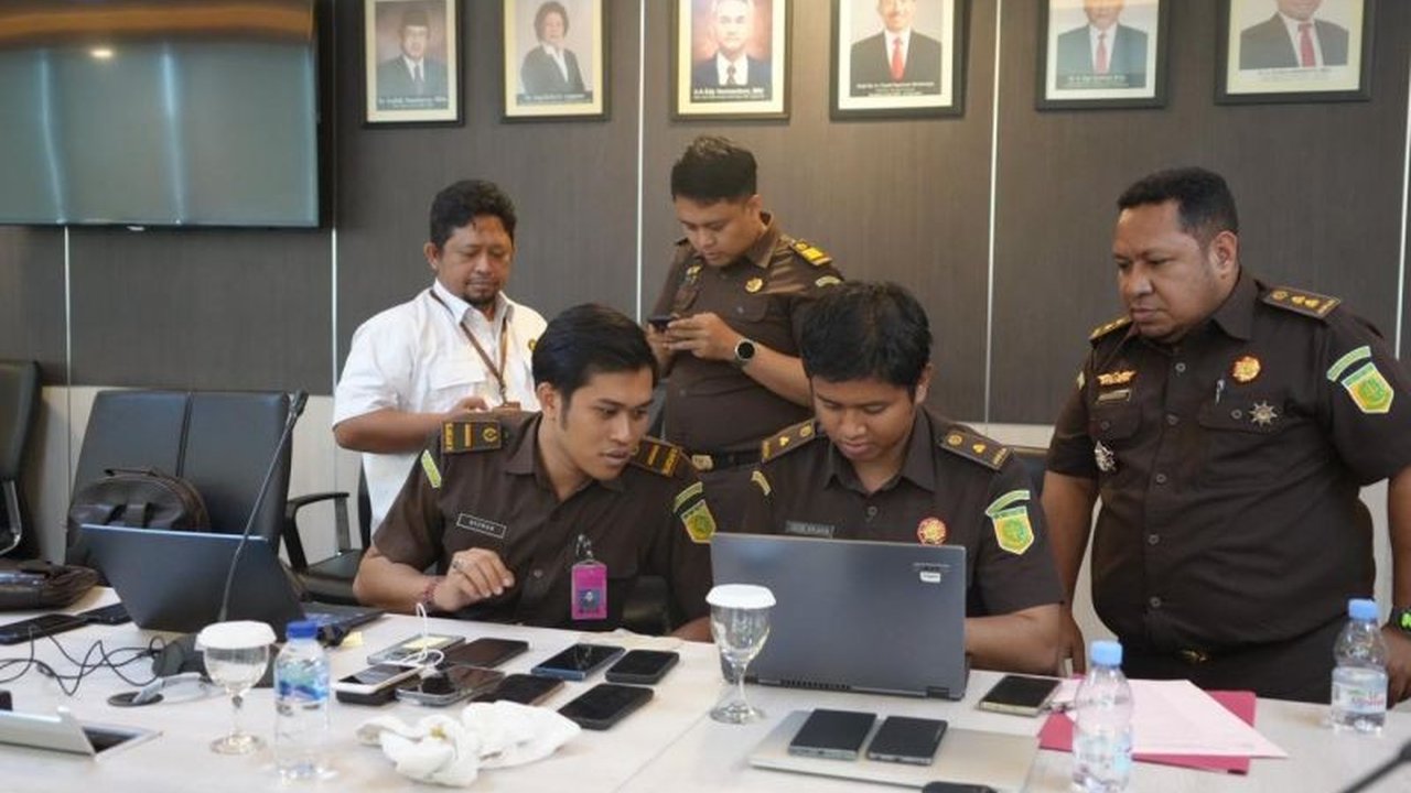 Kejaksaan Agung menggeledah Ditjen Migas Kementerian ESDM terkait dugaan korupsi pengelolaan minyak mentah dan produk kilang Pertamina Subholding serta KKKS periode 2018-2023, menyita dokumen dan barang elektronik.