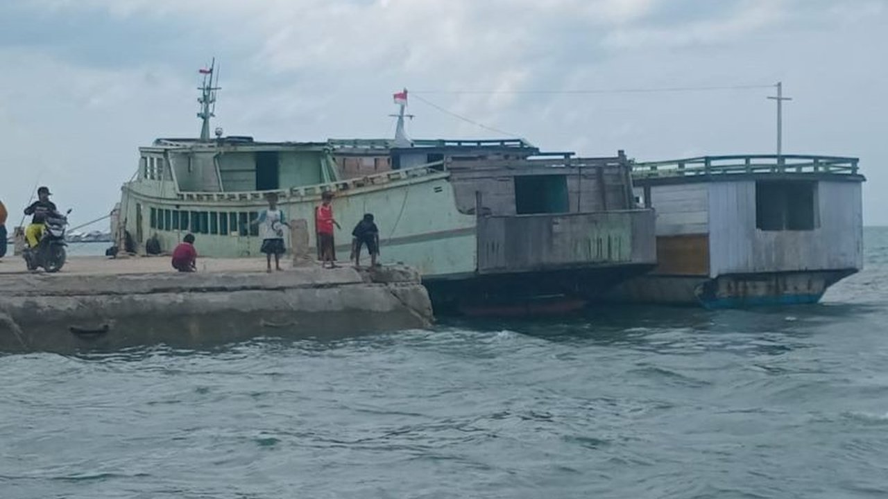 Tim SAR Gabungan berhasil mengevakuasi 13 orang dari KM Nuriski yang mengalami mati mesin di perairan Wakatobi, Sulawesi Tenggara; semua penumpang dan awak kapal selamat.