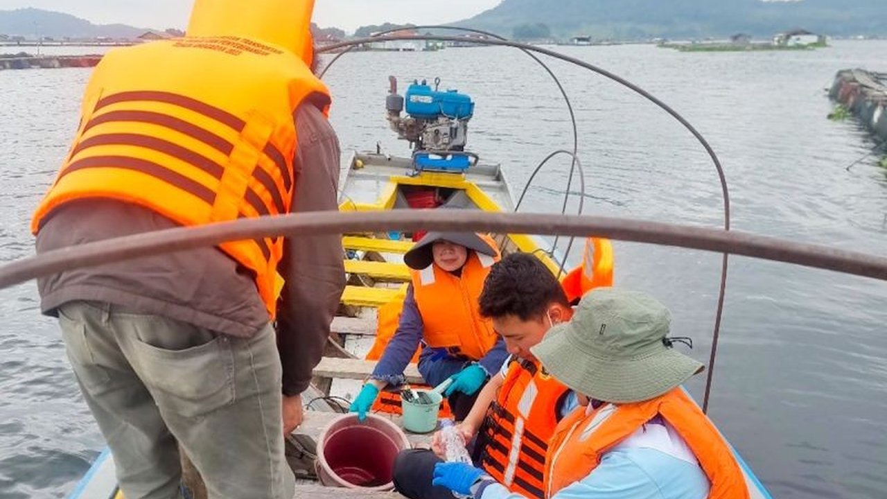 Kematian massal sekitar 100 ton ikan di Waduk Jatiluhur, Jawa Barat, tengah diselidiki KKP, yang menduga cuaca ekstrem dan rendahnya kadar oksigen terlarut sebagai penyebabnya.