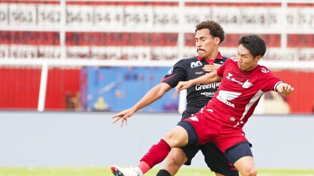 Pelatih PSM Makassar, Bernardo Tavares, menyalahkan kondisi lapangan Stadion Soepriadi, Blitar, sebagai penyebab imbang 1-1 melawan Arema FC dan mempertanyakan kualitas fasilitas Liga 1 Indonesia.