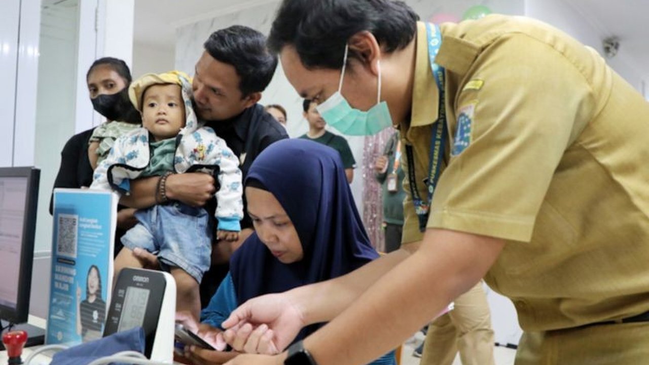 Program Cek Kesehatan Gratis (CKG) pemerintah Indonesia menargetkan 281 juta penduduk untuk mendapatkan layanan kesehatan gratis dan edukasi, sebagai upaya peningkatan kualitas SDM dan mewujudkan generasi emas 2045.