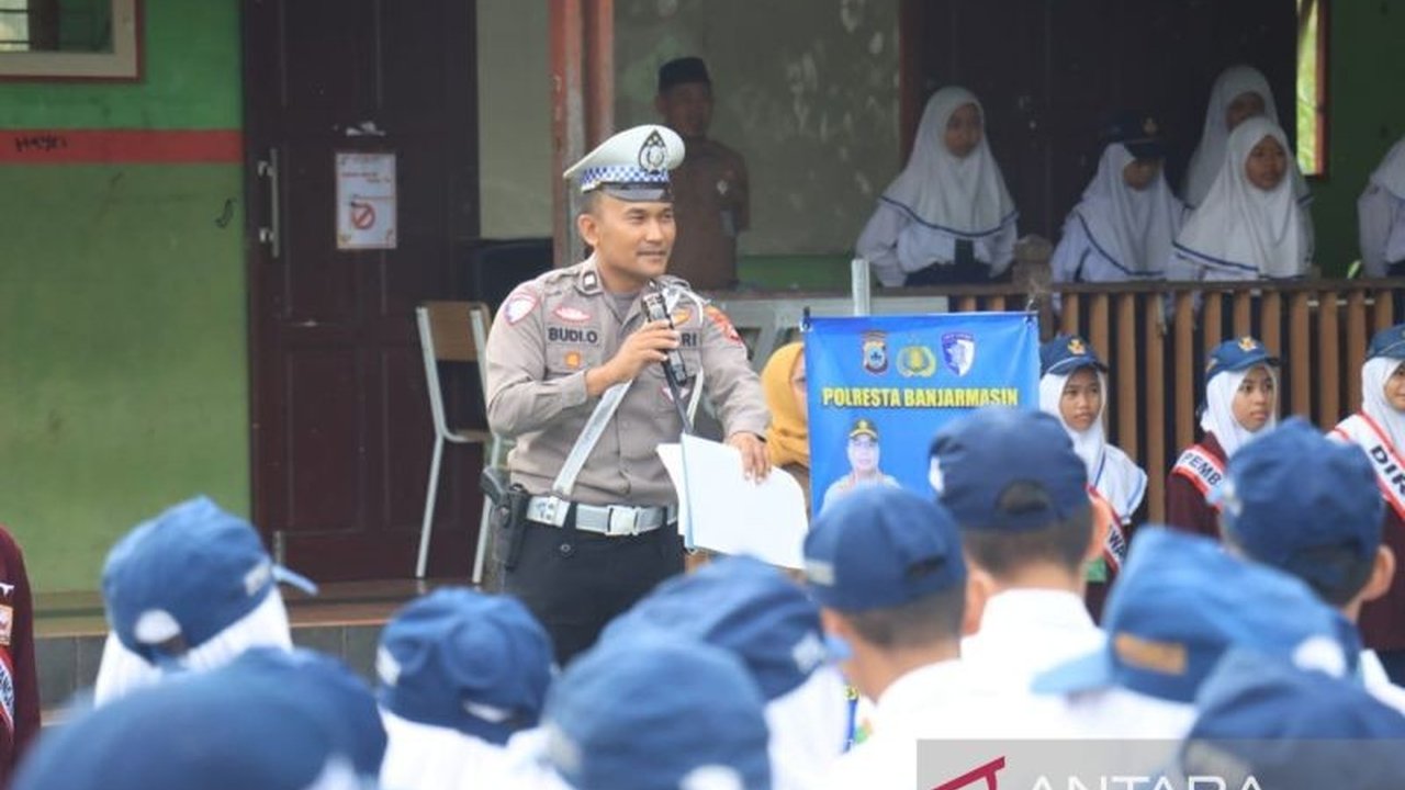 Polresta Banjarmasin melakukan kunjungan ke SMPN 35 Banjarmasin untuk mengimbau para pelajar agar menjauhi aksi geng motor dan selalu mengutamakan keselamatan berlalu lintas serta keamanan diri.