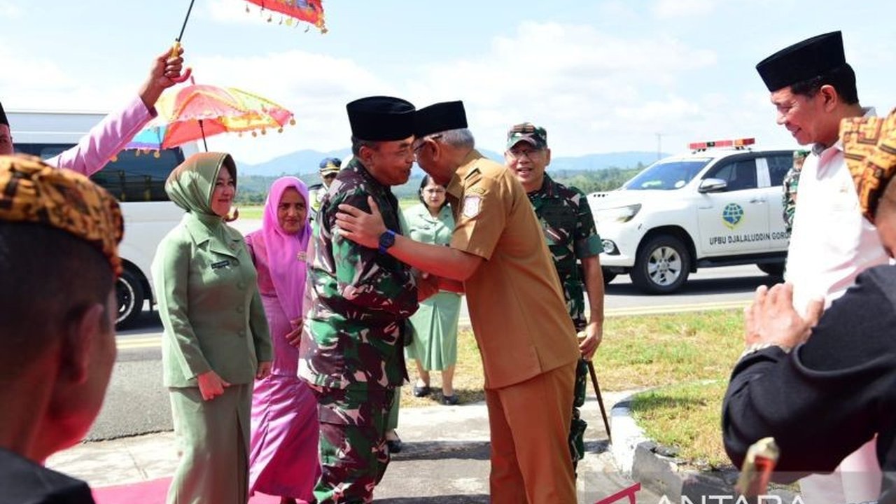 Panglima Kodam XIII/Merdeka, Mayjen TNI Suhardi, disambut dengan upacara adat Mopotilolo yang penuh makna di Gorontalo, menandai kunjungan kerja pertamanya di provinsi tersebut.