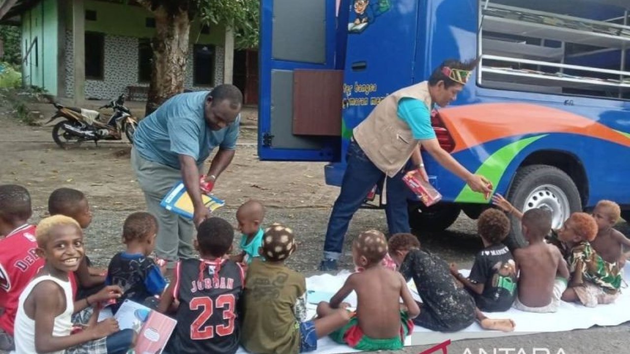 Mobil Perpustakaan Keliling: Wujudkan Literasi di Pedalaman Manokwari