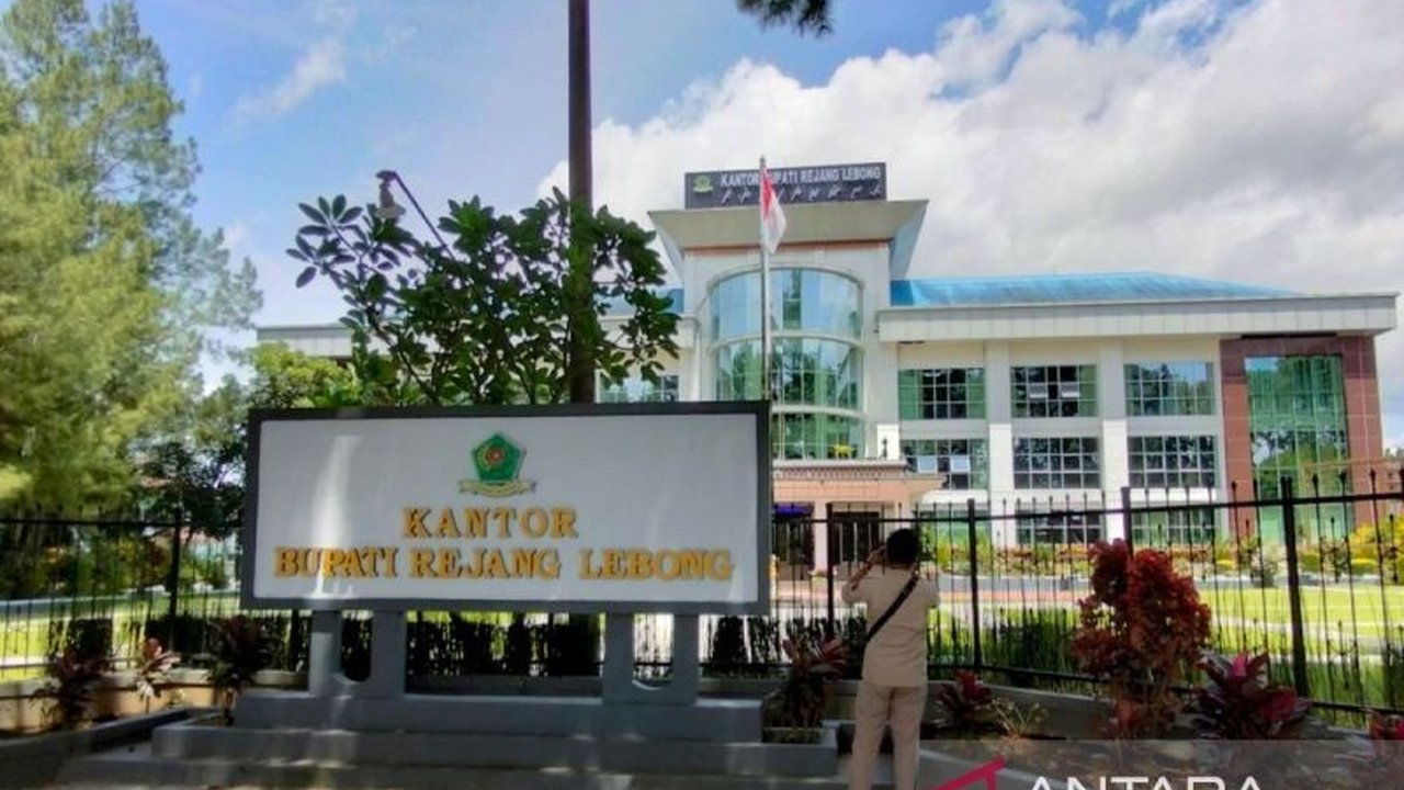 Pemkab Rejang Lebong akan membeli dua unit Toyota Alphard untuk bupati dan wakil bupati terpilih periode 2025-2030 dengan anggaran Rp3,4 miliar dari APBD 2025, menggantikan mobil dinas lama yang telah berusia lebih dari 5 tahun.