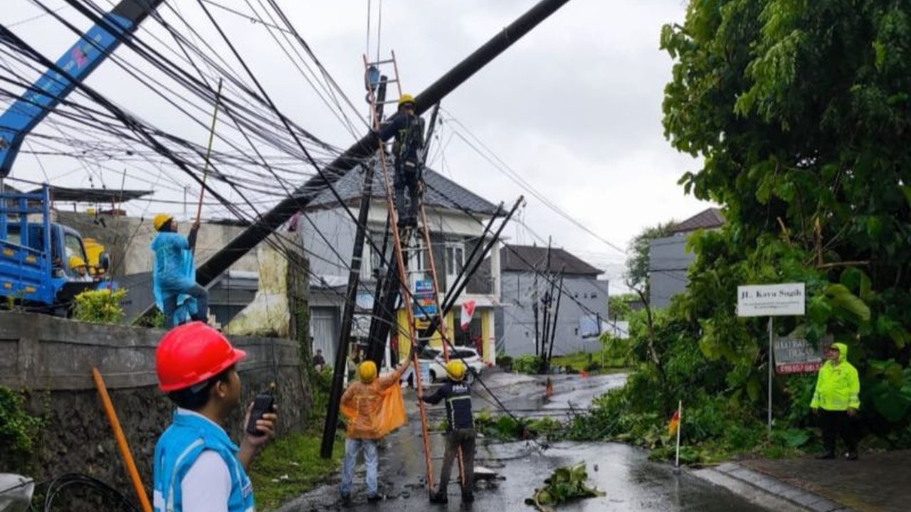 Hujan dan angin kencang di Bali menyebabkan pemadaman listrik yang melanda 137.115 pelanggan PLN, namun upaya pemulihan jaringan tengah dilakukan secara intensif oleh PLN.