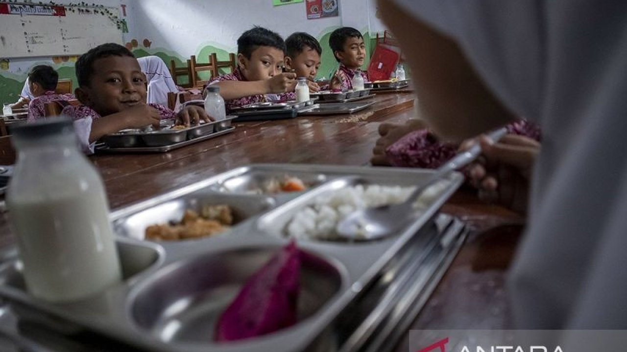 Celios menyarankan Program Makan Bergizi Gratis (MBG) diubah menjadi skema berorientasi target untuk efisiensi anggaran dan memastikan bantuan tepat sasaran kepada kelompok rentan.