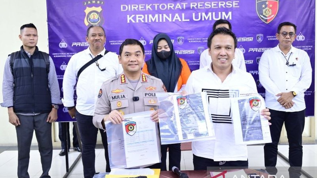Ditreskrimum Polda Jambi menangkap pelaku penipuan online modus pinjaman toko daring dengan kerugian puluhan korban mencapai Rp4,8 miliar, memanfaatkan skema Ponzi dan iming-iming cashback.
