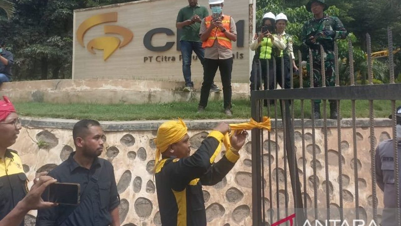 Front Pemuda Kaili menyegel kantor PT Citra Palu Mineral (CPM) di Tambang Poboya, Palu, sebagai protes terhadap aktivitas pertambangan yang dianggap merusak lingkungan dan membahayakan warga sekitar.