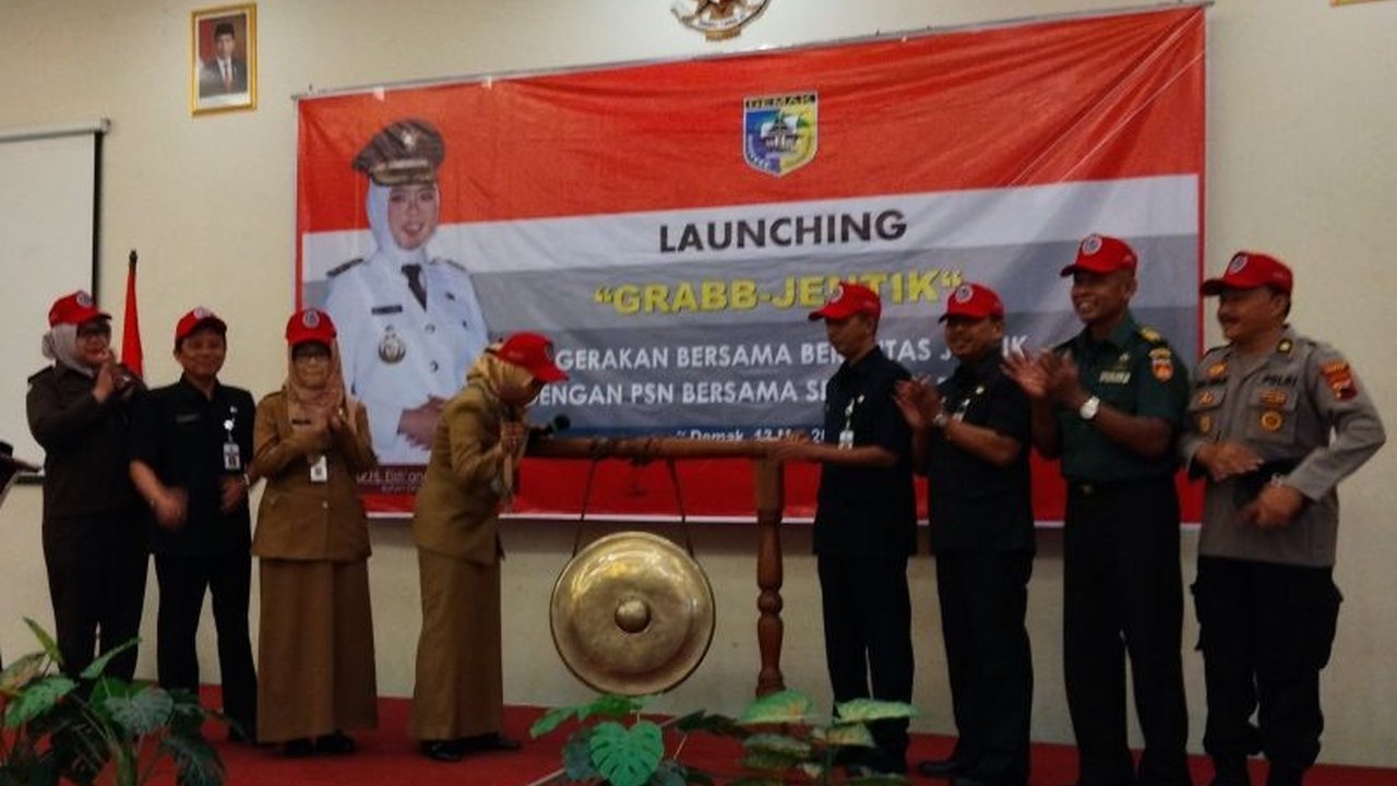 Pemkab Demak gencar cegah DBD dan leptospirosis dengan optimalisasi 'satu rumah satu jumantik', PSN, serta sosialisasi masif kepada masyarakat, terutama pasca peningkatan kasus signifikan dalam tiga tahun terakhir.