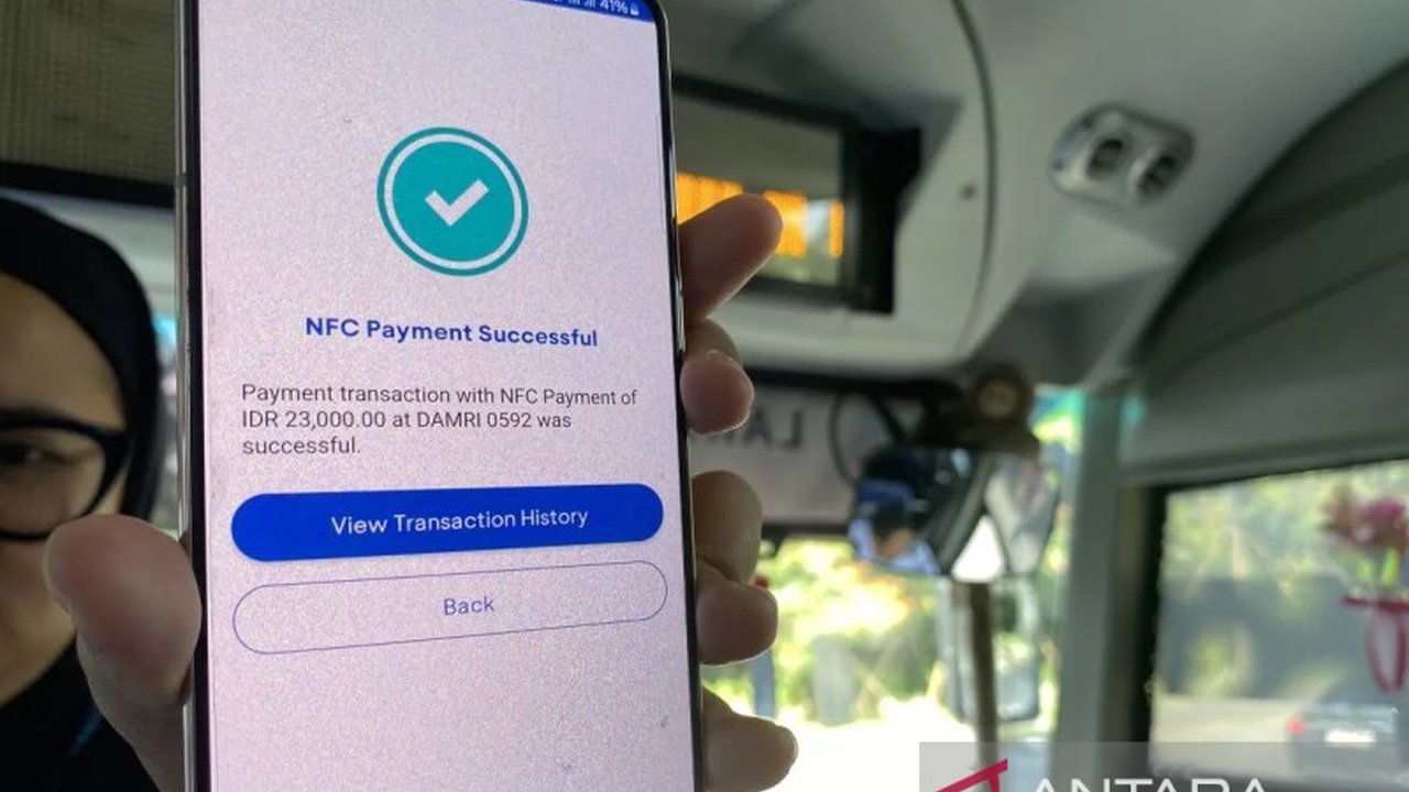 Bank Indonesia berencana menerapkan QRIS Tap NFC di transportasi umum Jakarta, seperti MRT, LRT, dan TransJakarta, untuk pembayaran yang lebih aman, efisien, dan cepat, ditargetkan juga untuk UMKM.