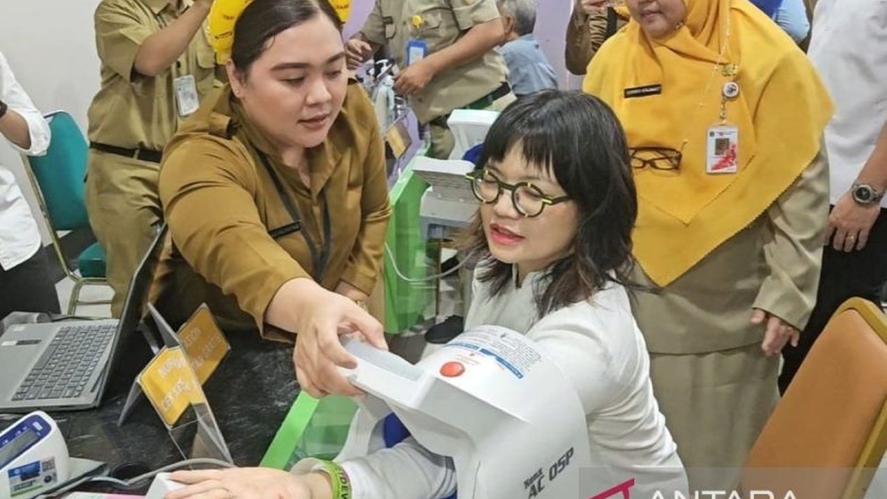 Program Cek Kesehatan Gratis (CKG) di Indonesia menandai pergeseran paradigma kesehatan dari kuratif ke preventif, memberikan akses pemeriksaan gratis bagi jutaan warga dan mendorong pola hidup sehat.