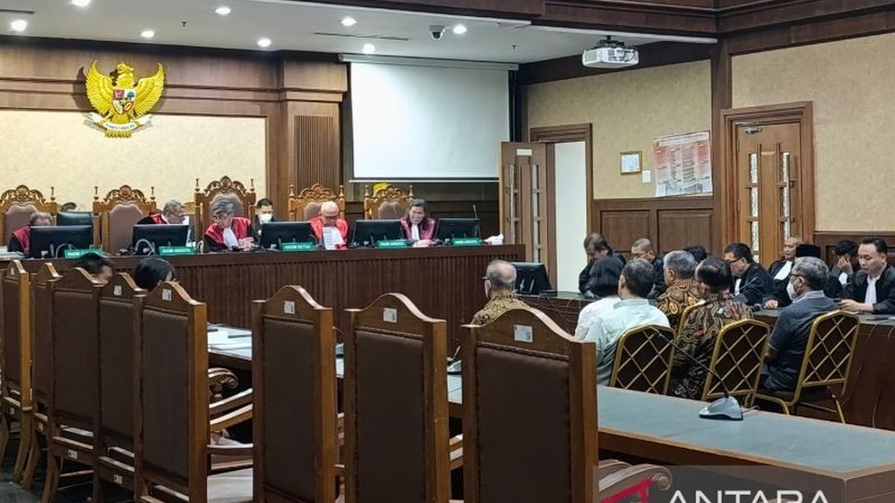Mantan Direktur Utama Dana Pensiun Bukit Asam, Zulheri, divonis 9 tahun penjara dan denda Rp500 juta terkait kasus korupsi pengelolaan dana pensiun yang merugikan negara hingga Rp234,51 miliar, bersama lima terdakwa lain.