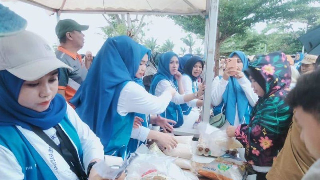 Ikatan Wanita Pengusaha Indonesia (IWAPI) Bulukumba menggelar pasar murah di Pantai Merpati untuk memperingati HUT ke-50 sekaligus membantu masyarakat mendapatkan bahan pangan terjangkau menjelang Ramadhan.