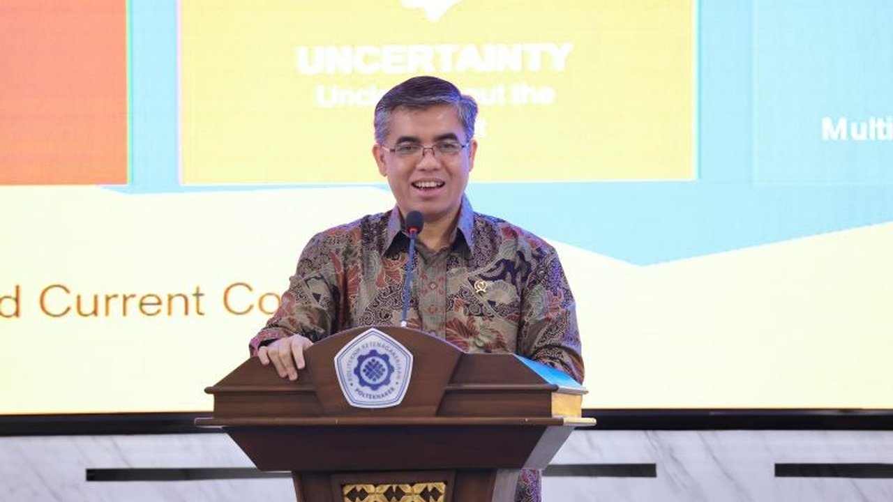 Menaker Yassierli mengajak mahasiswa Polteknaker untuk memiliki multikompetensi, termasuk penguasaan teknologi digital dan soft skill, guna meningkatkan daya saing di tengah perkembangan teknologi yang pesat.