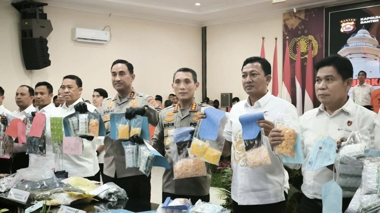 Polda Banten berhasil mengungkap 71 kasus narkoba di Januari 2025, dengan 97 tersangka ditangkap dan berbagai barang bukti disita, menunjukkan komitmen dalam memberantas peredaran gelap narkoba di wilayah tersebut.