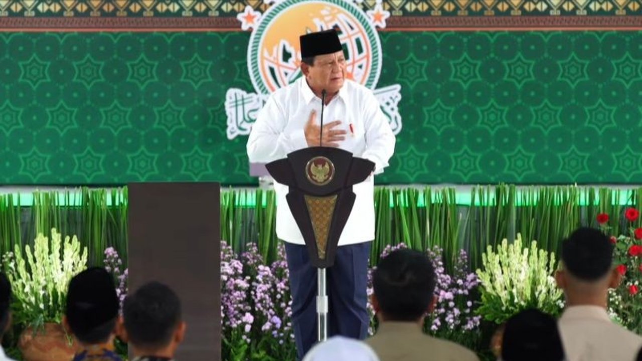 Presiden Prabowo Subianto memuji Khofifah Indar Parawansa atas kepemimpinannya yang berorientasi rakyat dan berbagai program inovatif yang telah dicanangkan, seperti Mustika Darling dan Mustika Mesem.