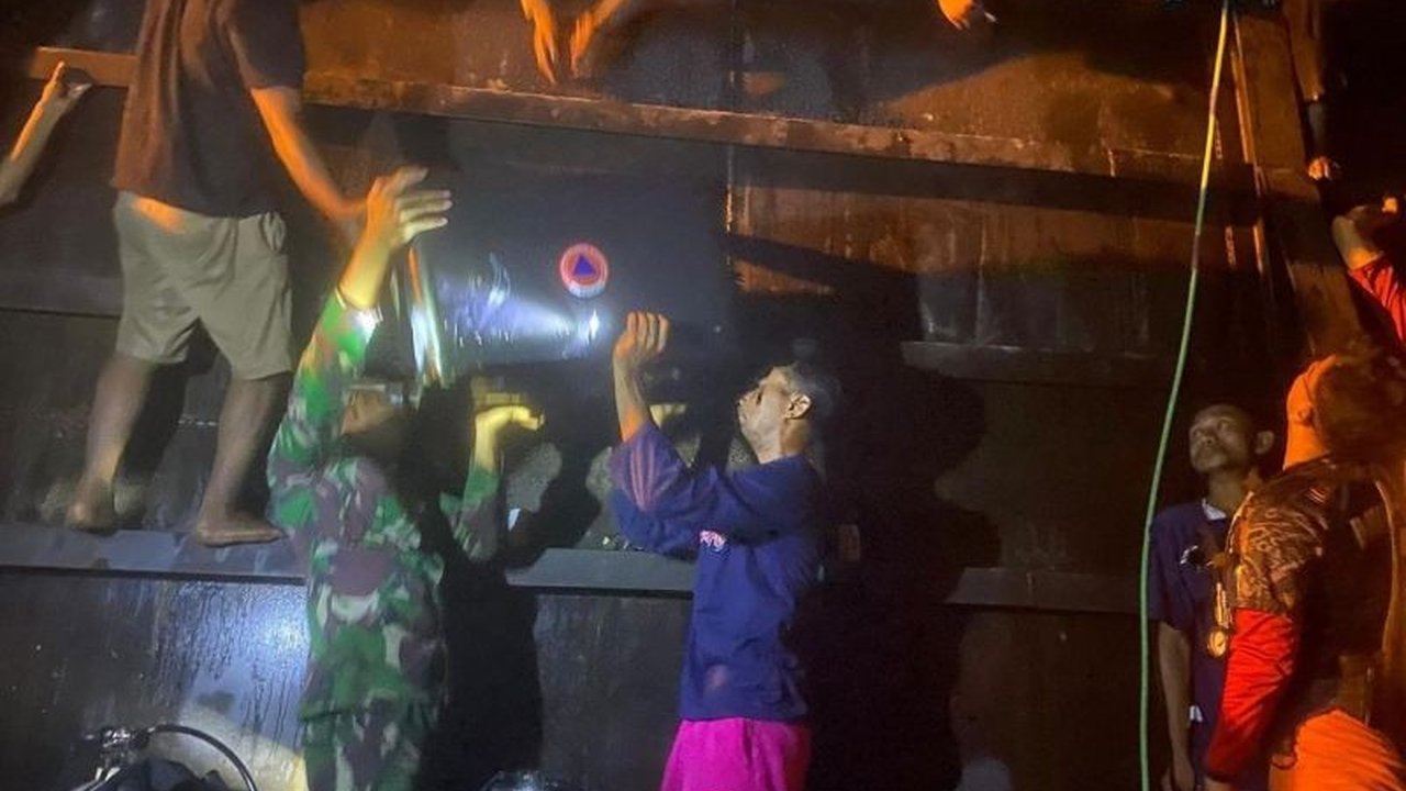 Tiga pekerja tewas akibat menghirup gas beracun saat mencari besi tua di ruang utama kapal tongkang di Donggala, Sulawesi Tengah; TNI AL dan tim SAR gabungan melakukan evakuasi.