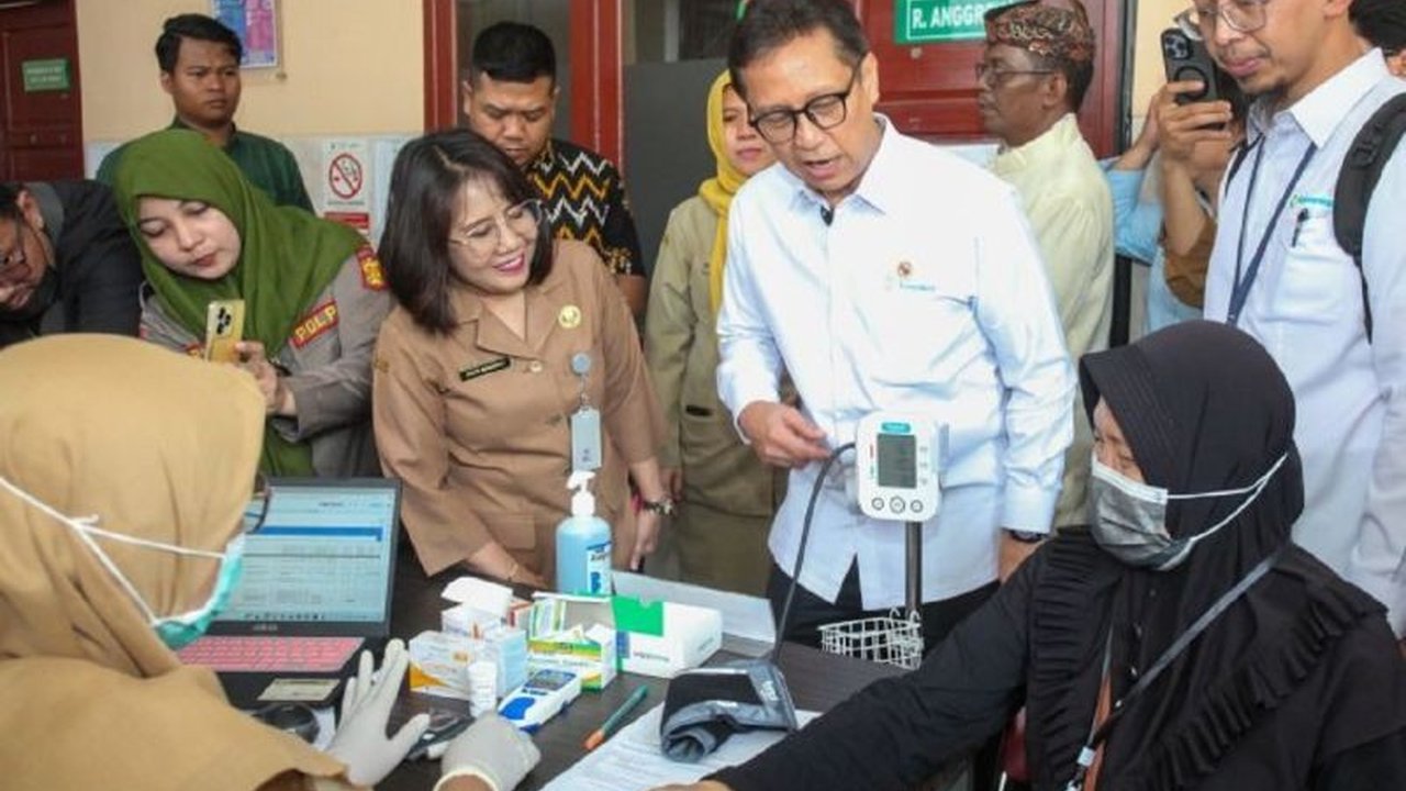Dinas Kesehatan Kota Madiun menyelenggarakan program Cek Kesehatan Gratis di seluruh puskesmas untuk mendeteksi dini berbagai penyakit dan meningkatkan kesehatan masyarakat melalui pemeriksaan gratis dan edukasi kesehatan.