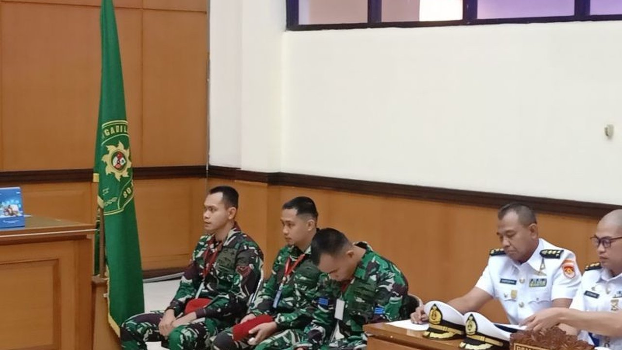 Pengadilan Militer mengungkap peran tiga oknum TNI AL dalam penembakan bos rental mobil di Tol Tangerang-Merak, yang bermula dari transaksi mobil ilegal dan berujung pada perkelahian dan penembakan.