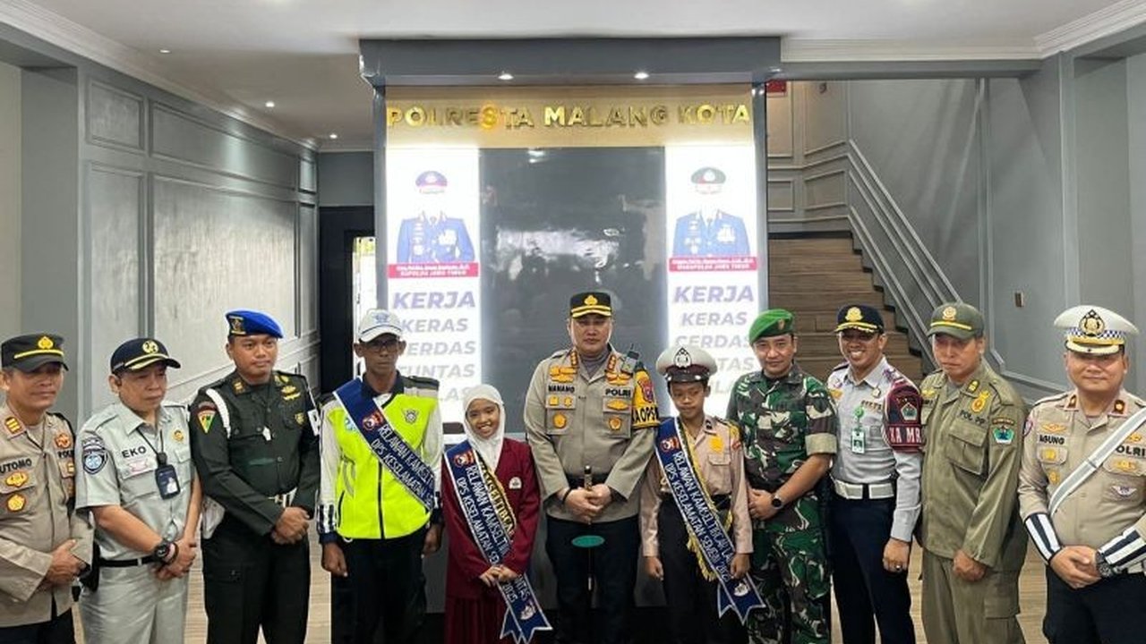 Operasi Keselamatan Semeru 2025 yang berlangsung selama dua pekan di Malang, Jawa Timur, fokus pada penindakan 10 pelanggaran lalu lintas utama dengan prioritas imbauan dan sosialisasi, sekaligus persiapan Operasi Ketupat 2025.