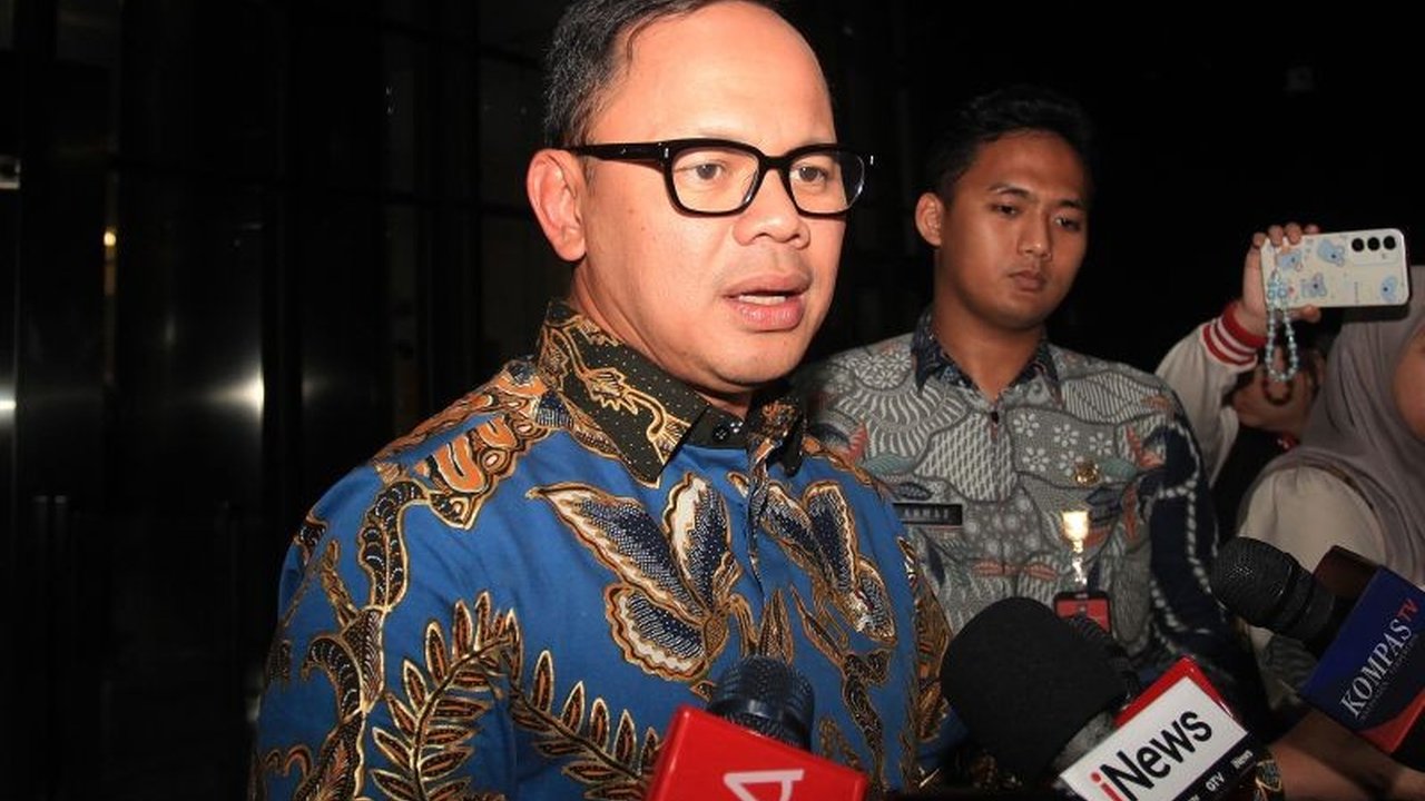 Wamendagri Bima Arya Sugiarto menyatakan bahwa jadwal retret kepala daerah terpilih gelombang kedua pada Pilkada 2024 ditunda hingga Mahkamah Konstitusi (MK) mengeluarkan keputusan resmi.