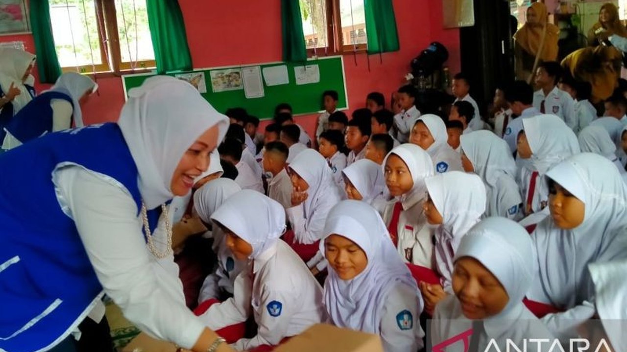 Dalam rangka HUT ke-50, IWAPI Kabupaten Bangka membagikan ratusan paket Makan Bergizi Gratis (MBG) kepada 187 siswa SD Negeri 13 Lingkungan Parit Pekir, Sungailiat, yang sebagian besar berasal dari keluarga kurang mampu.