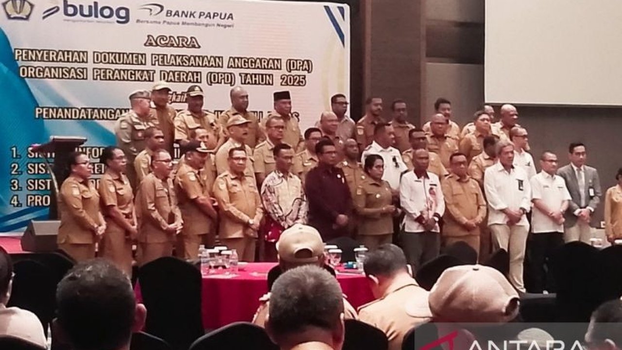Pemerintah Kabupaten Biak Numfor menyerahkan DPA 2025 senilai Rp1,5 triliun kepada 49 OPD, menekankan efisiensi dan efektivitas anggaran demi pelayanan masyarakat yang lebih baik.