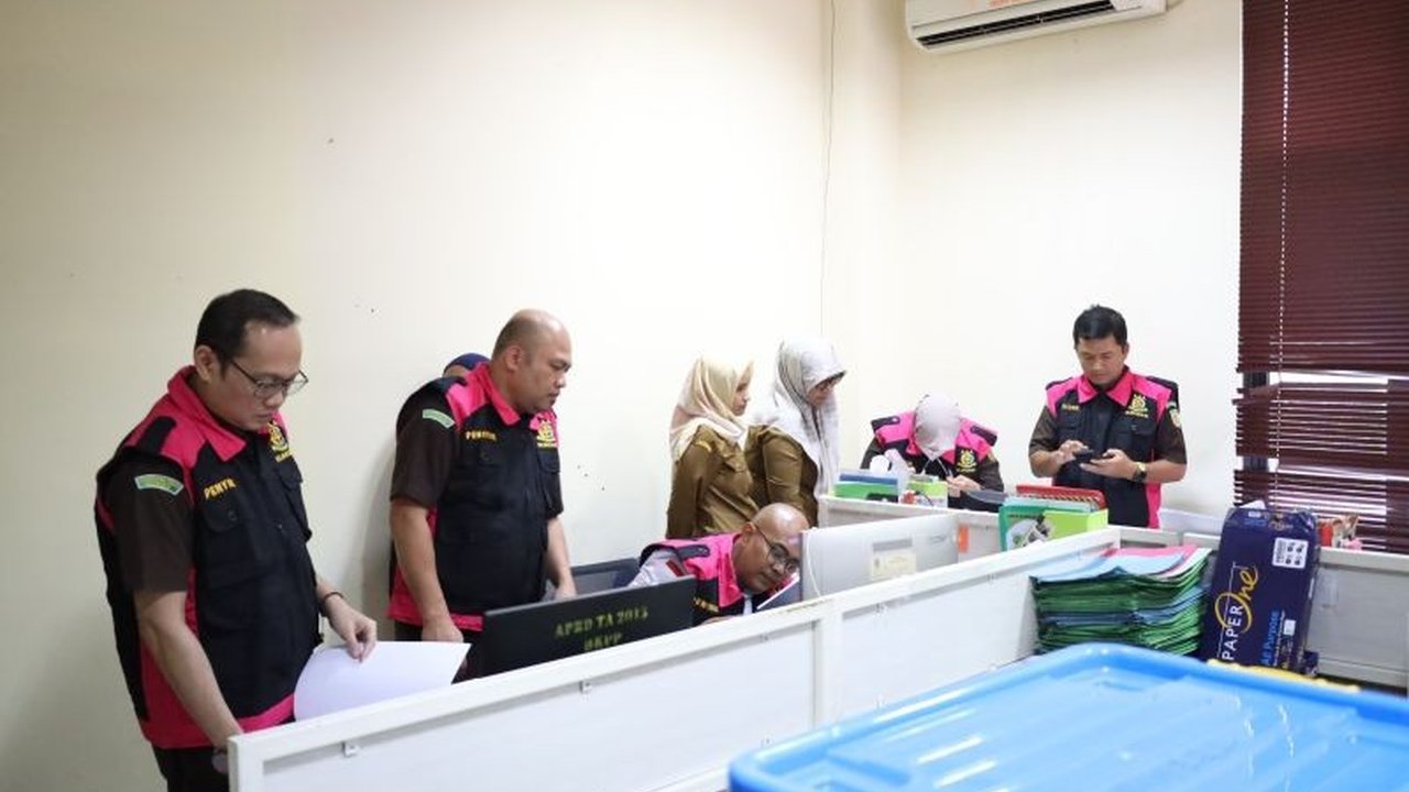 Kejaksaan Tinggi Banten menggeledah Kantor DLHK Kota Tangerang Selatan dan PT. Ella Pratama Perkasa terkait dugaan korupsi pengolahan sampah tahun 2024 senilai Rp75.940.700.000, dengan potensi kerugian negara sekitar Rp25 miliar.