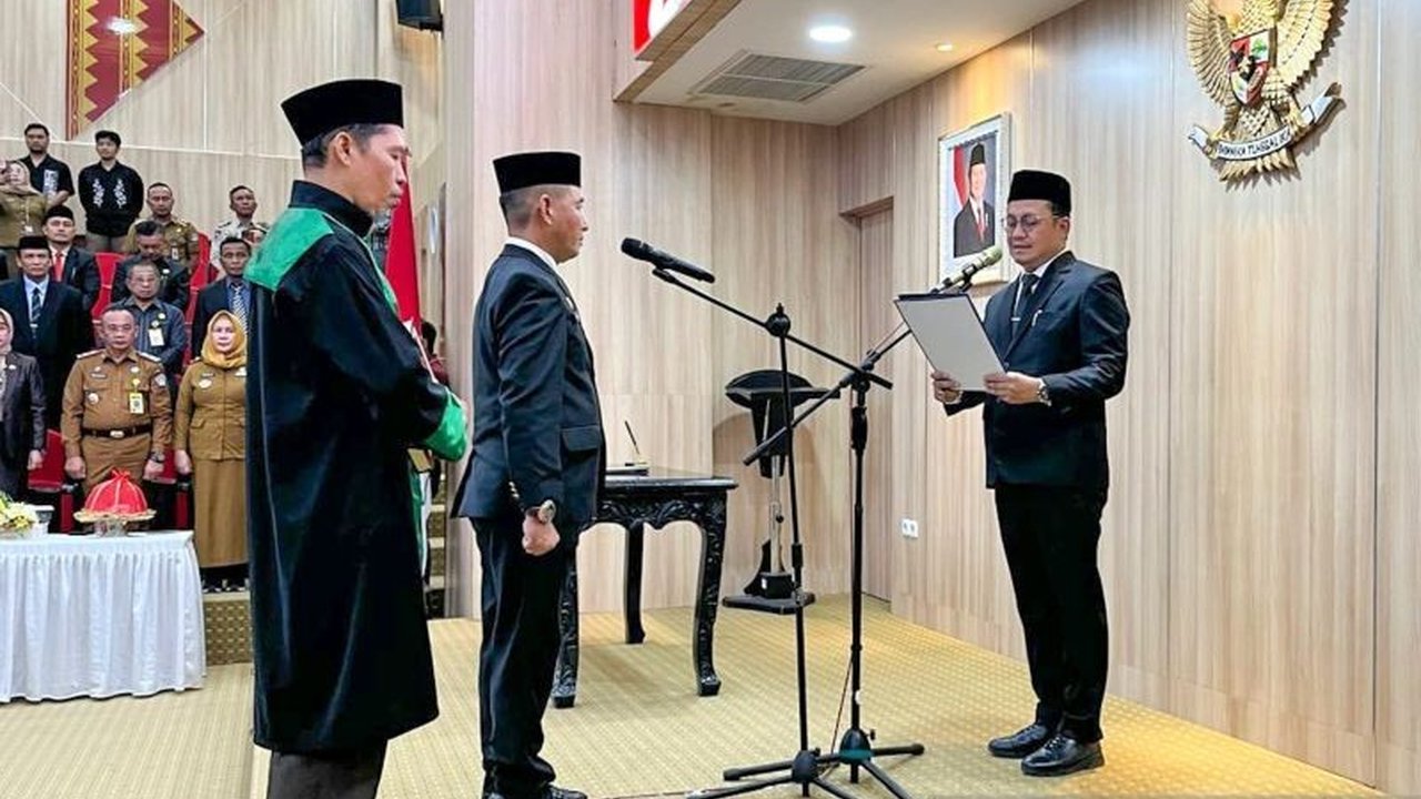 Penjabat Wali Kota Kendari meminta Penjabat Sekretaris Daerah yang baru dilantik untuk memprioritaskan kebersihan kota dalam 100 hari kerja pertama, selaras dengan visi misi Wali Kota dan Wakil Wali Kota terpilih.