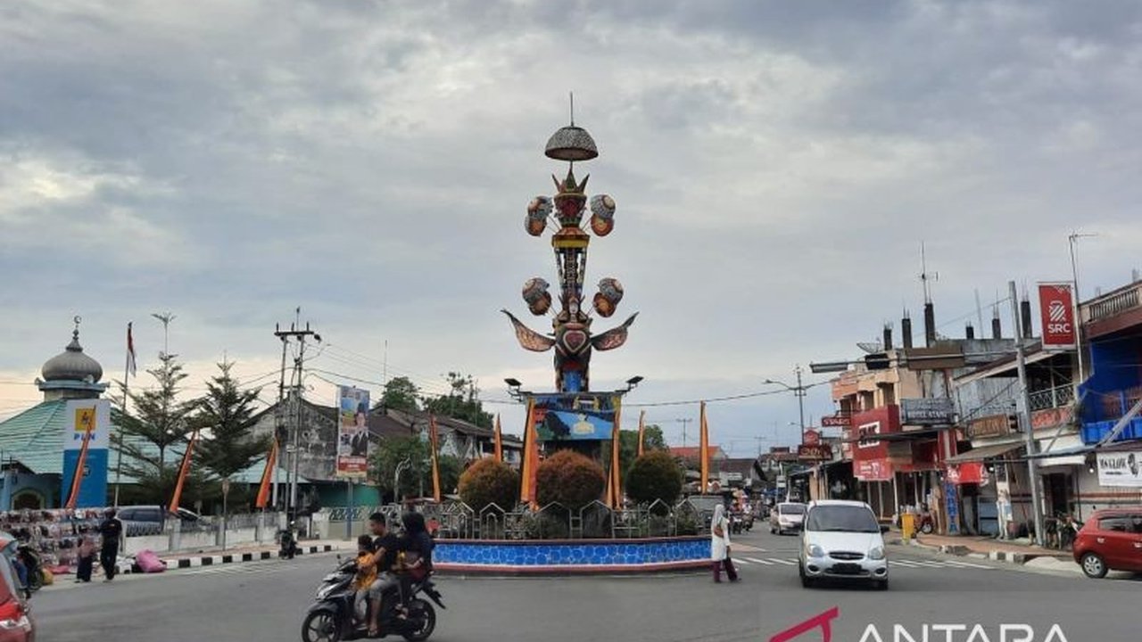 Realisasi investasi di Kota Pariaman pada tahun 2024 mencapai Rp50,5 miliar, meskipun mengalami penurunan dari tahun sebelumnya, sektor perumahan dan pariwisata tetap menjadi penyumbang terbesar.