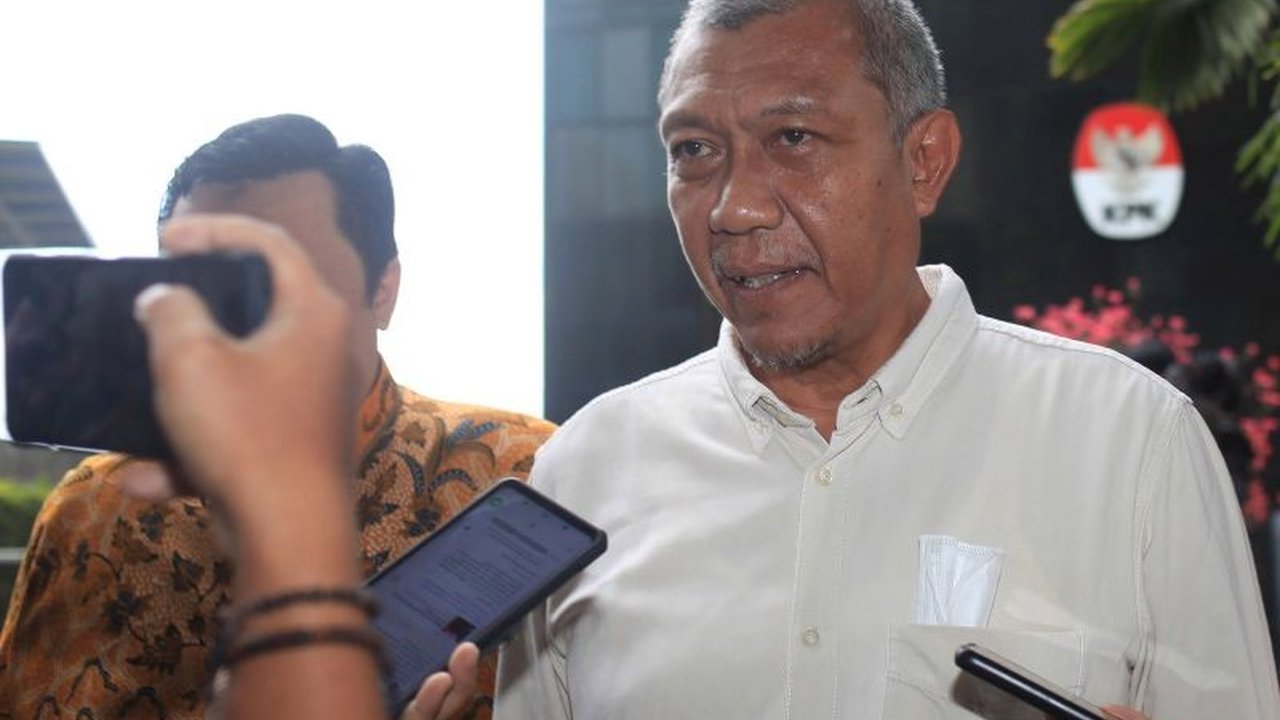 Komisi Pemberantasan Korupsi (KPK) memeriksa tiga pegawai Badan Karantina Pertanian terkait dugaan korupsi pengadaan perangkat x-ray tahun 2021 senilai Rp82 miliar, dengan enam orang dicegah bepergian ke luar negeri.