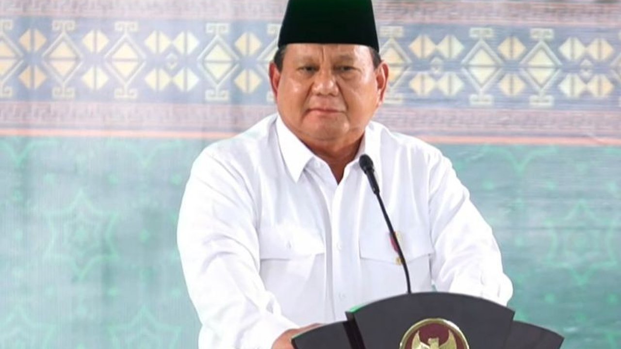 Presiden Prabowo Subianto mengkritik oknum birokrat yang melawan kebijakan efisiensi anggaran dan merasa kebal hukum, menantang mereka untuk berhadapan langsung dengan rakyat.