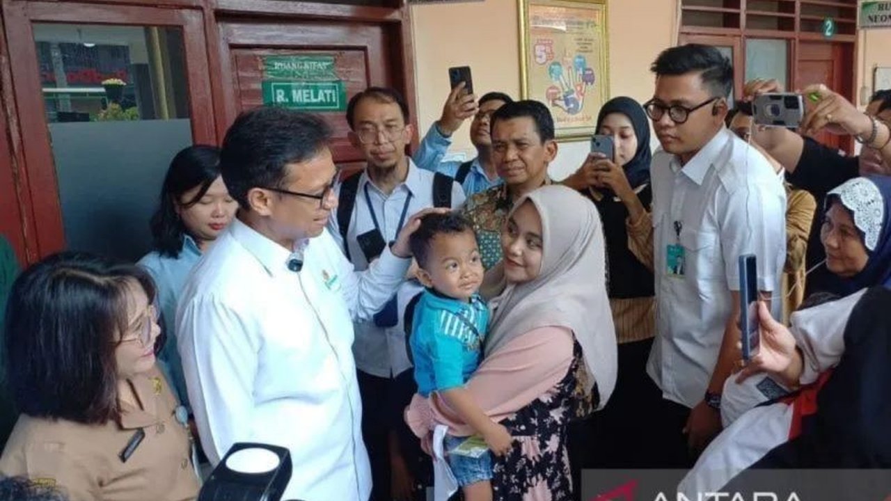 Menteri Kesehatan Budi Gunadi Sadikin meninjau langsung pelaksanaan Program Cek Kesehatan Gratis (CKG) di Puskesmas Manukan Kulon, Surabaya, guna memastikan program berjalan efektif dan meningkatkan derajat kesehatan masyarakat.