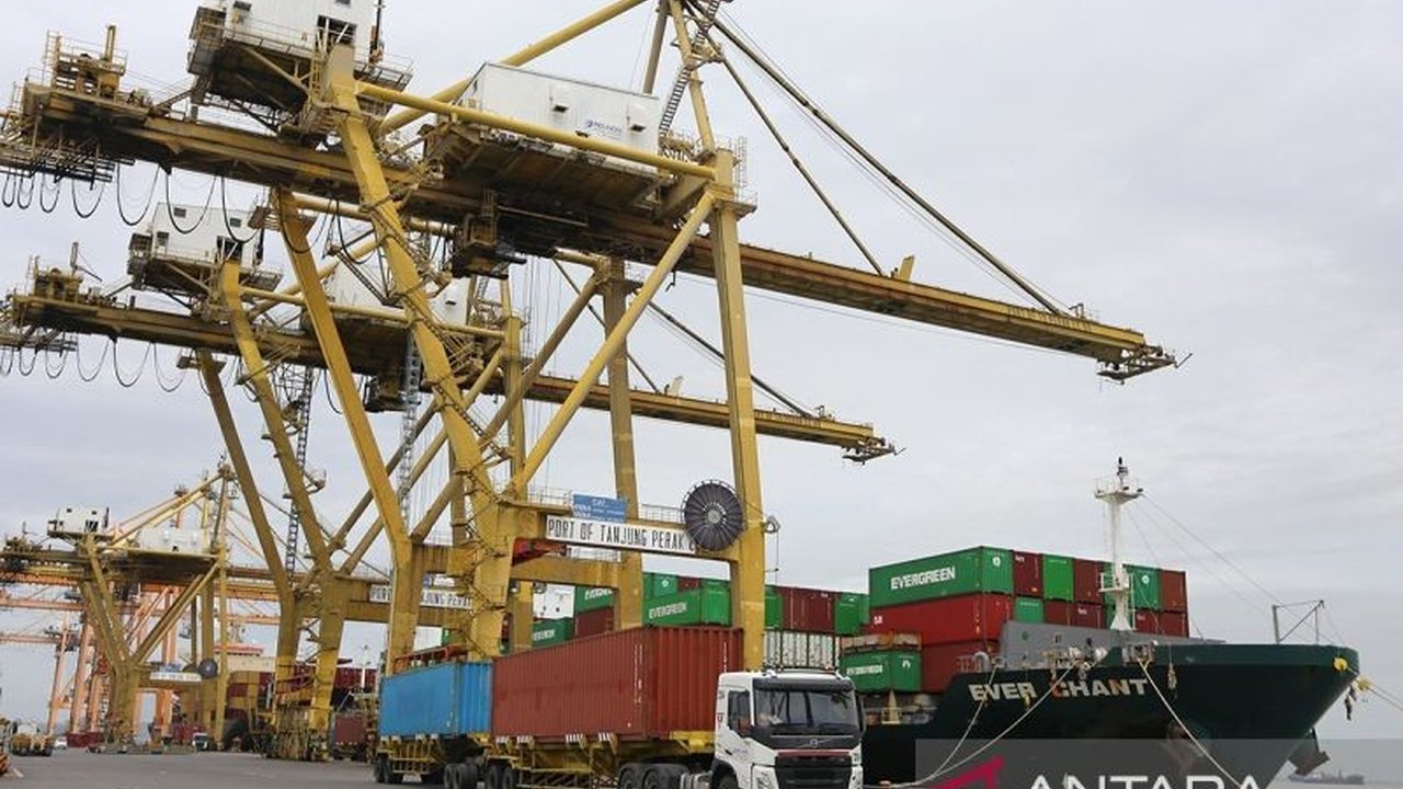 Perang dagang AS-China menciptakan ketidakpastian ekonomi global, namun Indonesia dapat memanfaatkan peluang ini dengan mengisi kekosongan pasar, menarik investasi asing, dan mendorong diversifikasi ekonomi.