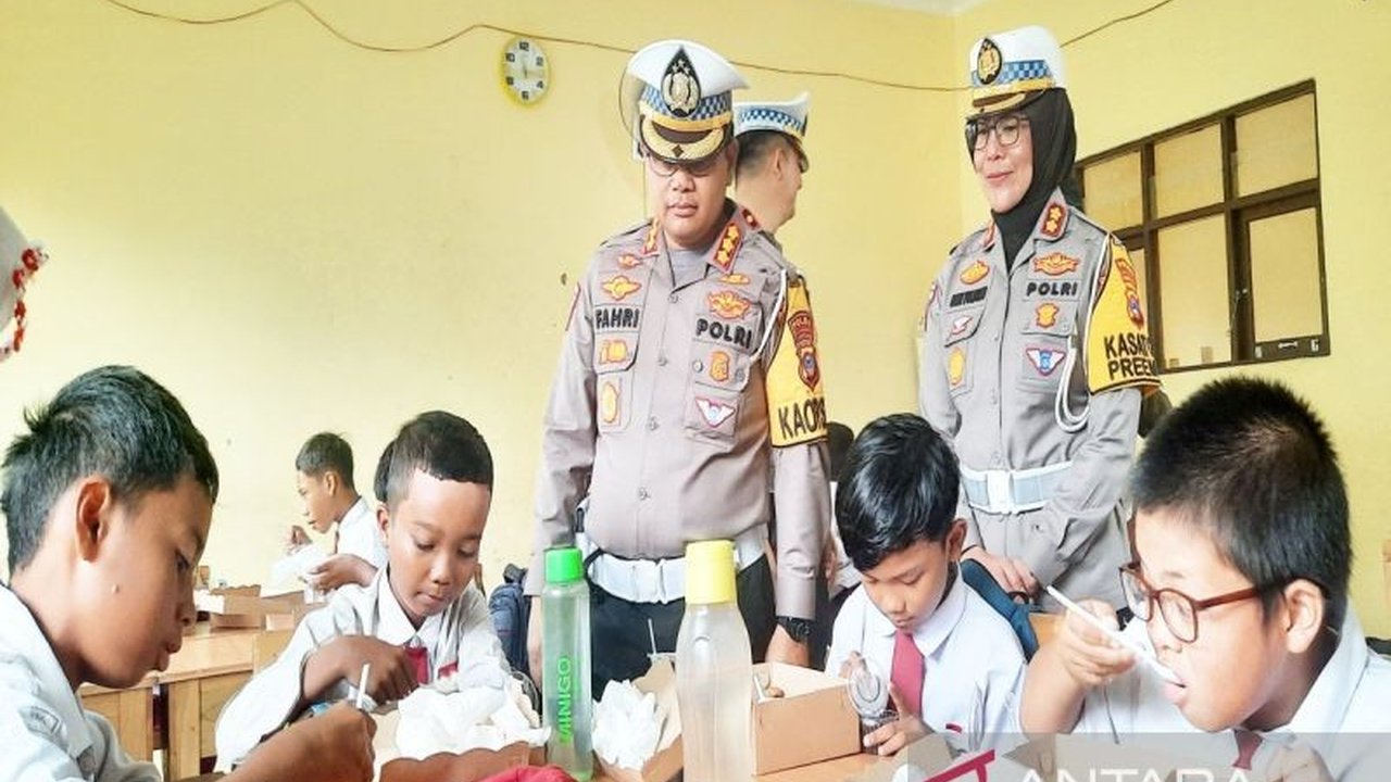 Direktorat Lalu Lintas Polda Kalsel memberikan edukasi keselamatan berkendara kepada siswa SDN 3 Landasan Ulin Barat, Banjarbaru, saat kegiatan Makan Bergizi Gratis dalam Operasi Keselamatan Intan 2025.