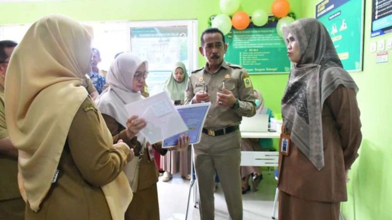 Penjabat Bupati Sinjai, Andi Jefrianto Asapa, meninjau pelaksanaan program Cek Kesehatan Gratis (CKG) di Puskesmas Samataring dan Balangnipa, memastikan akses kesehatan masyarakat terpenuhi dan data terintegrasi.