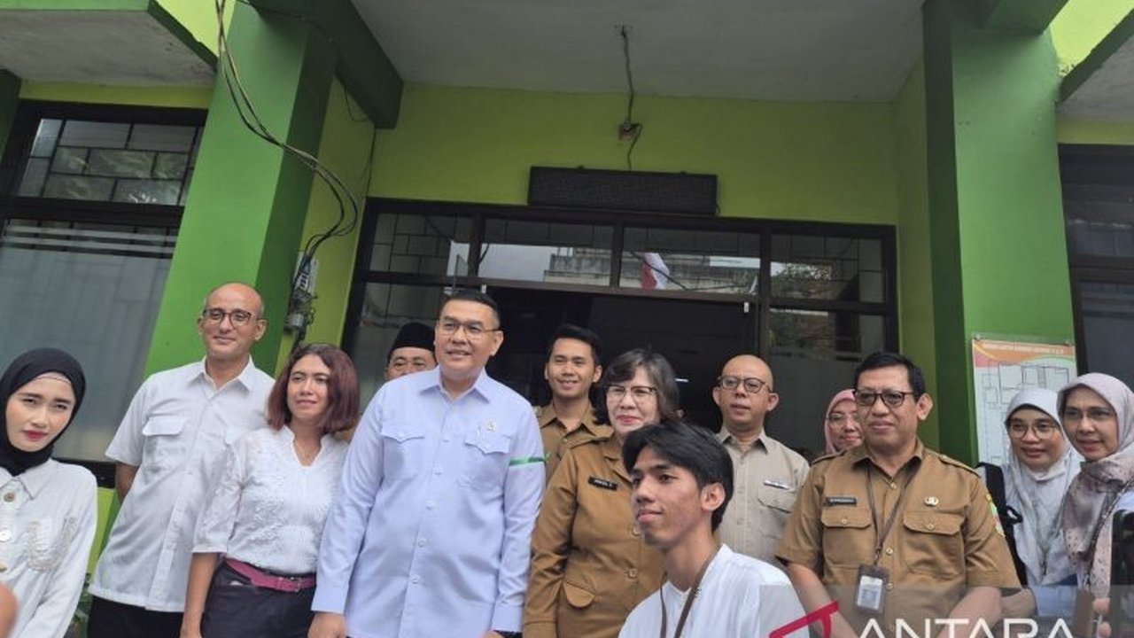 Dinas Kesehatan Kabupaten Bekasi memastikan 51 puskesmas siap memberikan layanan Cek Kesehatan Gratis (CKG) untuk berbagai usia, mendeteksi penyakit sejak dini, berkat bantuan alat kesehatan dari Kemenkes RI.