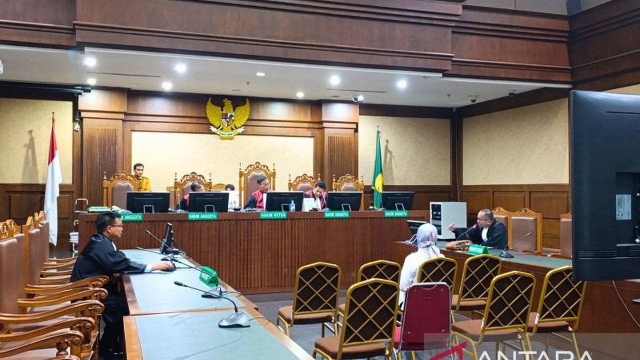 Mantan Panitera PN Jakarta Timur, Rina Pertiwi, dituntut empat tahun penjara dan denda Rp500 juta terkait kasus suap pengurusan eksekusi lahan Pertamina senilai Rp1 miliar pada 2020-2022.
