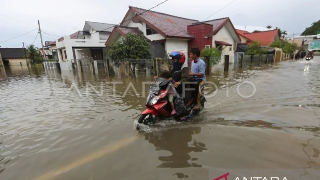 BMKG Aceh memprediksi hujan lebat disertai kilat dan angin kencang akan melanda beberapa wilayah di Aceh hingga beberapa hari ke depan, terutama di daerah pegunungan dan bantaran sungai, sehingga masyarakat diimbau untuk meningkatkan kewaspadaan terhadap.