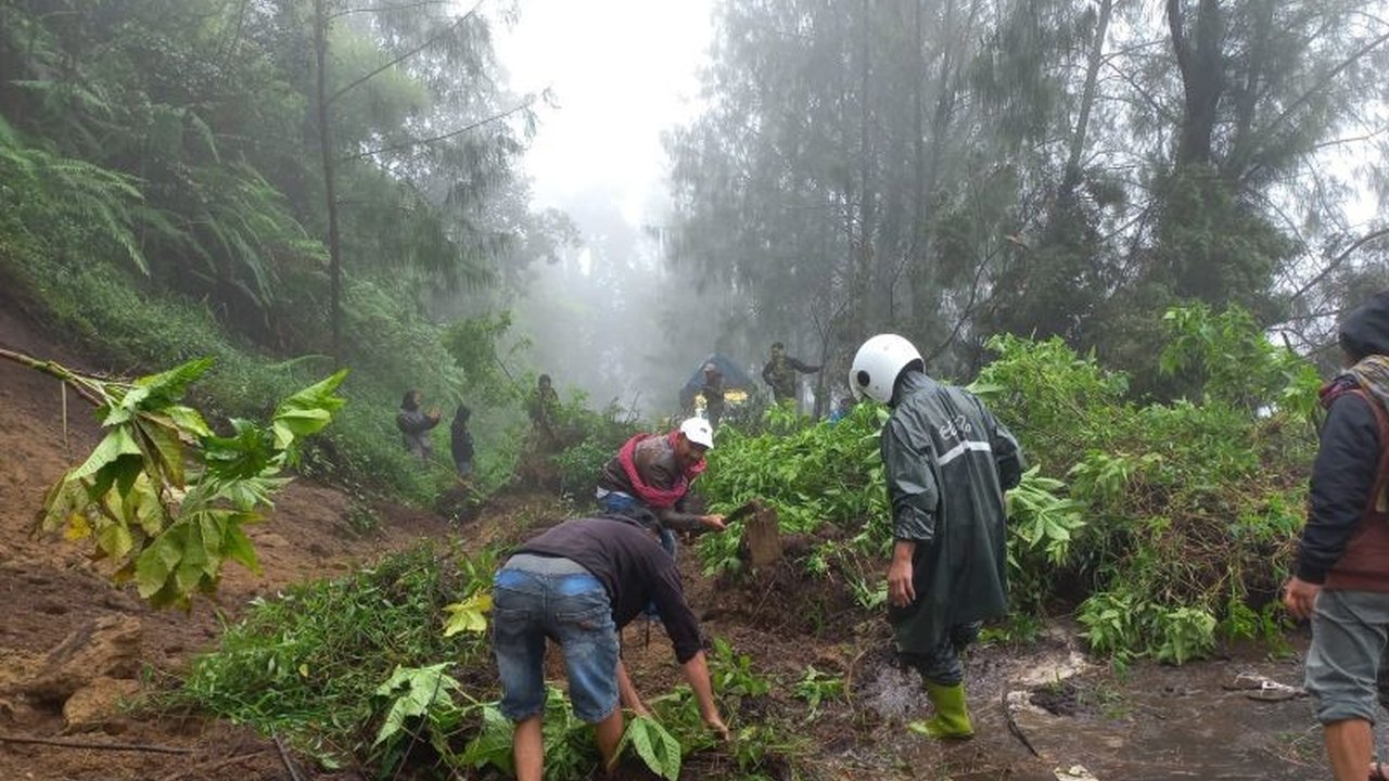 Balai Besar TNBTS mengimbau wisatawan untuk waspada terhadap cuaca ekstrem di Gunung Bromo setelah tanah longsor memutus akses jalan dari Malang dan Lumajang.