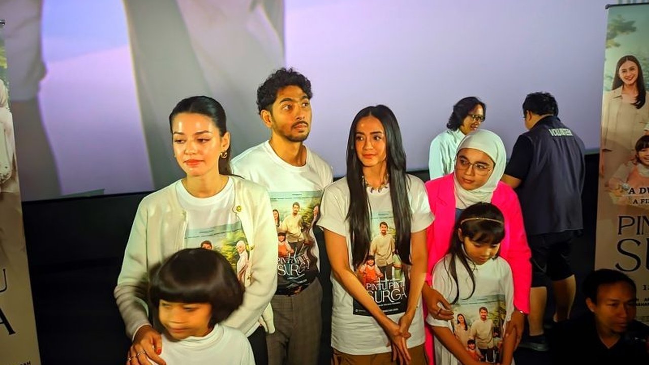 Aktor Arya Saloka berperan sebagai ayah bertanggung jawab dalam film drama keluarga 'Pintu-Pintu Surga', yang juga menampilkan kisah cinta masa lalu dan pengorbanan, mulai tayang 13 Februari 2025.