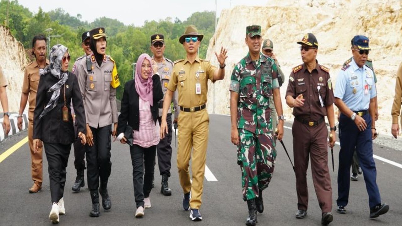 Pemerintah Kabupaten Gunungkidul memastikan pembangunan Jalan Bundaran Planjan dan Jalan Baru Clongop berjalan lancar dan memberikan dampak positif bagi perekonomian daerah serta meningkatkan kualitas infrastruktur.